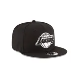 Gorra New Era negra con logo bordado de Los Angeles Lakers en blanco.
