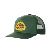 Gorra tipo trucker de seis paneles, color verde, con frente y visera de sarga de algodón y parte trasera de malla de poliéster. Presenta un parche frontal amarillo con el logo de Katin Customs bordado en negro.