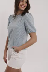 Blusa celeste con estampado de líneas verticales y mangas abullonadas cortas.
