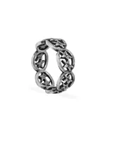 Anillo de plata con diseño calado de estrellas enmarcadas en óvalos.