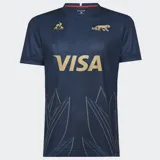 Camiseta de fútbol Le Coq Sportif de Los Pumas, modelo Away Fan 24. Diseño azul con motivos de laureles sublimados en la prenda, logo de Le Coq Sportif y escudo de Los Pumas termotransferibles.