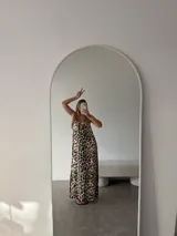 Vestido largo de tirantes finos con escote en V, estampado animal print de leopardo en tonos marrones y beige.