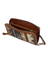 Billetera tipo sobre con cierre perimetral, confeccionada en una combinación de cuero natural, cuero con pelo y tejido jacquard con diseño patchwork. Incluye una correa de muñeca extraíble y cuenta con tecnología RFID para protección de datos.