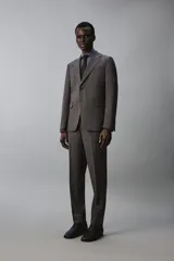 Blazer de corte regular fit en color gris, con solapas de muesca, cierre frontal de un botón y bolsillos con solapa en la cadera.