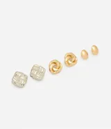 Kit de caravanas femeninas de metal con tres pares de diseños diferentes: un par de botones ovalados dorados lisos, un par de nudos entrelazados dorados y un par de aretes cuadrados texturizados plateados, todos con acabado pulido y cierre con perno.