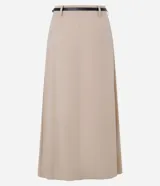 Pollera midi color beige, con pliegues delanteros y cinturón fino ajustable. Confeccionada en tricolina de algodón certificado BCI.
