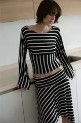 Blusa de mangas anchas con diseño ajustado al cuerpo y faja integrada en la cintura, con estampado de rayas horizontales.