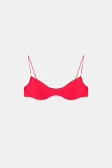 Top de bikini rojo con aros, escote corazón y tirantes finos. Cuenta con tira elástica en la espalda y forro interior.
