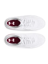 Championes Under Armour modelo Court 96, de diseño urbano en color blanco. Presentan una parte superior de cuero premium con perforaciones laterales para mayor ventilación, entresuela blanca con detalle de líneas horizontales rojas en el talón y suela de goma en tono azul translúcido.