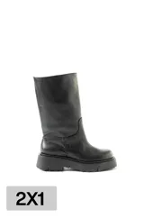 Botas de cuero negras, de caña media y suela track.