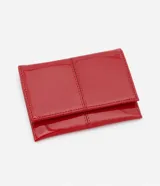 Billetera de mano Satinato tipo sobre, de color rojo con acabado barnizado y costuras decorativas. Cuenta con cierre de botón a presión.