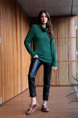 Buzo color azul petróleo de tela suave, con cuello amplio caído y mangas largas.