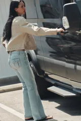 Chaqueta de cuello subido y manga larga en color beige con efecto lavado. Presenta cierre frontal con cremallera y detalle de tachas metálicas en forma de estrella distribuidas en el frente.