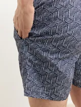 Short de baño azul con estampado geométrico en blanco y negro.