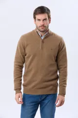 Buzo tejido de lana con cuello alto y medio cierre metálico frontal. Presenta puños y ruedo acanalados, con logo bordado en el pecho.