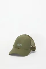 Gorra de béisbol color verde militar, con logo de Levi's bordado en el frente y paneles traseros de malla.