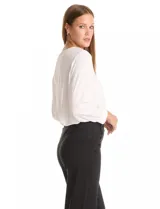 Pantalón de corte recto y tiro alto, confeccionado en tejido elastizado. Presenta una cintura con detalle de botones decorativos en los laterales.