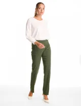 Pantalón sastrero de corte recto y entallado, con nervadura central vertical que estiliza la silueta. Cuenta con cintura ancha de soporte, panel de malla interna para control abdominal y bolsillos posteriores simulados.