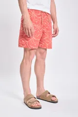 Short de baño color coral con estampado de flores abstractas en tono beige.