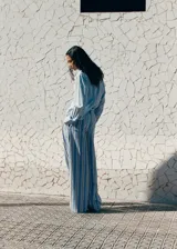 Pantalón wide leg de tiro alto, confeccionado en algodón, con diseño de rayas verticales en tonos celeste, azul marino y blanco.