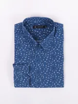 Camisa de manga larga marca Cuatro Ases, color azul con estampado geométrico de pequeñas líneas blancas y oscuras. Presenta cuello clásico, cierre frontal con botones y puños abotonados.