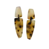 Caravanas colgantes de resina con estampado marmolado en tonos beige y marrón, compuestas por dos piezas geométricas unidas.