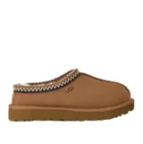 Zuecos UGG modelo Tasman II, color tostado, confeccionados en gamuza con forro interior de piel de oveja. Presentan un ribete trenzado característico en el cuello y suela de goma resistente.