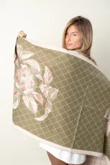 Pashmina rectangular grande color negro con estampado de rombos y hojas color marrón.