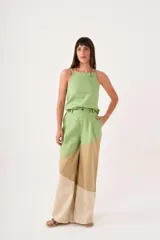 Pantalón de tiro alto con corte palazzo, color beige con bloques de color en marrón claro y blanco.