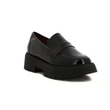 Mocasines de mujer Vizzano en color negro con acabado acharolado, diseño clásico con antifaz en el empeine y suela gruesa track con plataforma.