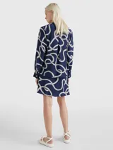 Blusa vaporosa Tommy Hilfiger de color azul marino con estampado integral de cuerdas blancas de estilo marinero. Presenta cuello en V con cordones para anudar, mangas largas con puños abotonados y corte regular.