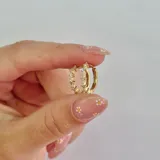 Aros pequeños dorados con circonitas blancas engarzadas.