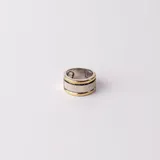 Anillo ancho de diseño bicolor, elaborado en plata 925 y oro, con acabado satinado en la parte central y bordes lisos pulidos.