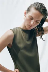 Vestido largo sin mangas de la línea ZW Collection, en color verde militar, con cuello redondo y diseño asimétrico con paneles combinados. Cuenta con una abertura frontal y cierre posterior con cremallera oculta.
