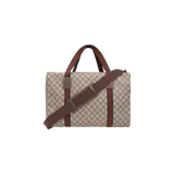 Bolsa de viaje Gucci tipo duffle bag de lona GG Supreme con monograma, asas superiores de lona con franjas verde y roja, y correa ajustable de hombro en color marrón.