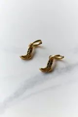 Par de aros dorados con forma de bota texana y detalles esmaltados en rojo. Cierre tipo argolla.