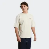 Remera O'Neill modelo Wedges, color beige con efecto acid wash, de corte holgado, manga corta y cuello redondo. Cuenta con un pequeño estampado frontal con el logo de la marca en el pecho.