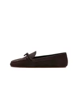 Mocasines de gamuza color marrón oscuro, con detalle de lazo en el empeine y suela plana.