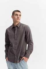 Camisa de manga larga color gris oscuro, confeccionada en tejido liviano con textura sutil, cuello tradicional y cierre frontal de botones.
