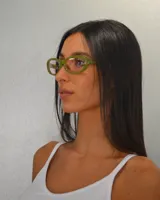 Anteojos de sol con marco de plástico verde y lentes rosadas.