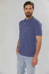 Remera polo blanca de piqué con cuello en rib y botones personalizados.