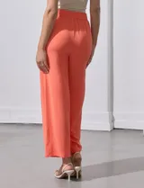 Pantalón wide leg color fucsia de crepe con pretina ancha elastizada.