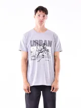 Remera gris con estampado de skater y la palabra 'Urban' en la parte superior.