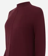 Suéter de punto bordó, con cuello alto, mangas largas y costuras verticales decorativas en el frente.