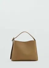 Bolso tipo shopper de tamaño pequeño en color tostado, con diseño estructurado, asa corta ajustable y cierre de imán interior. Incluye una hebilla decorativa lateral y bolsillo interior con cremallera.