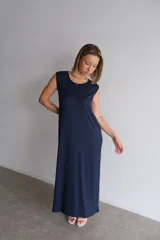 Vestido largo azul marino de manga corta, con cuello redondo y textura acanalada.