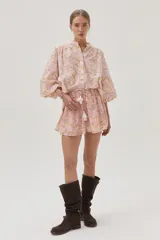 Short con volados estampado, confeccionado en tela de algodón con seda.