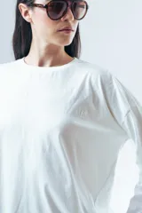 Camiseta de manga larga color marrón, confeccionada en algodón orgánico, con cuello redondo y detalle de letra R bordada en el pecho.