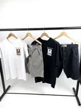 Bermuda de jean gris claro con bolsillos rectangulares.