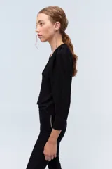 Blusa negra de noche con lurex, mangas abullonadas 3/4 y escote en V.